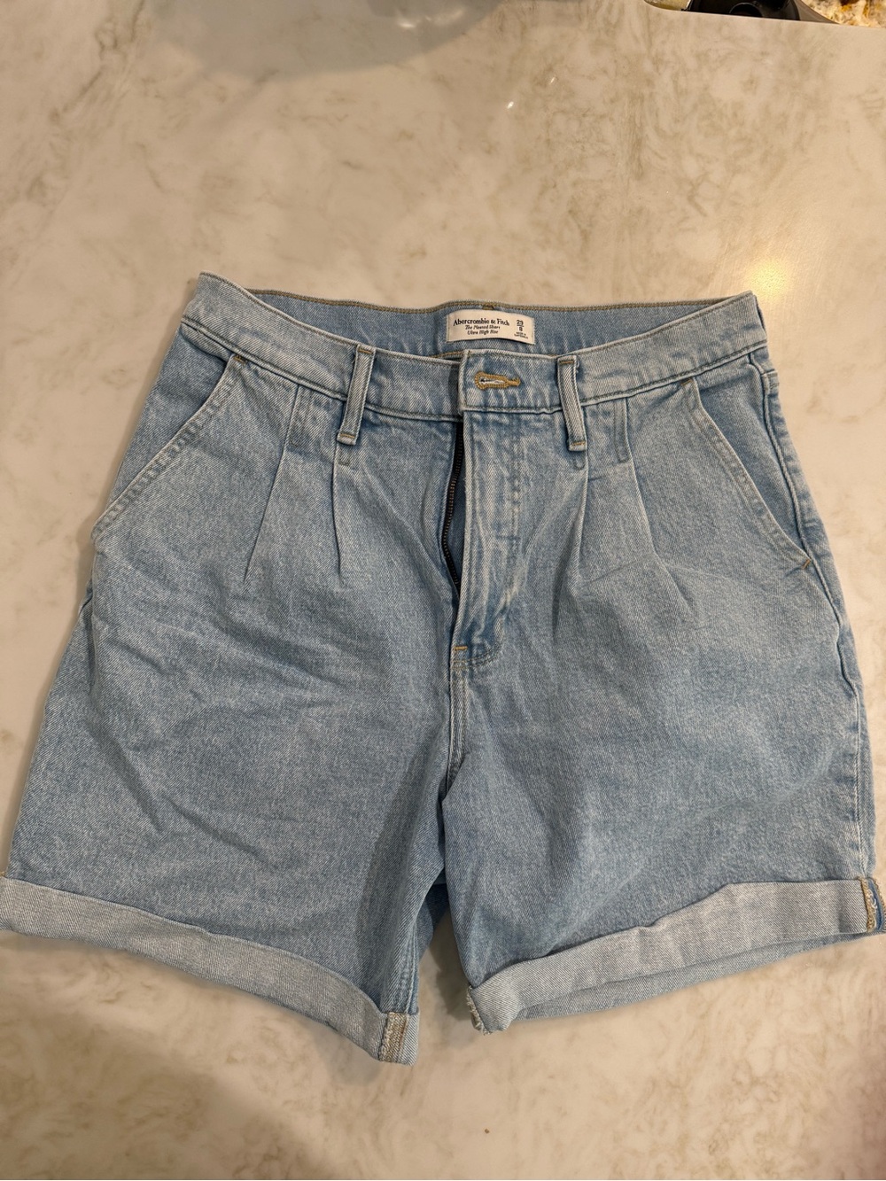 Abercrombie & Fitch Light Blue Pleated Denim Shorts Size 8